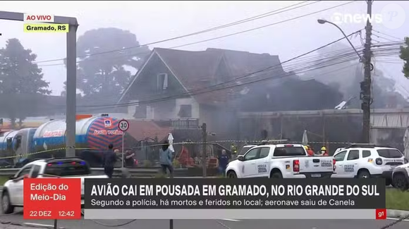 O avião de pequeno porte partiu de Canela, cidade vizinha a Gramado, e iria para Jundiaí, no interior de São Paulo. A aeronave caiu minutos após a decolagem, por volta de 9h15