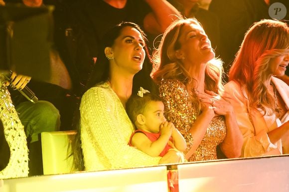 Filha de Zezé Di Camargo e Graciele Lacerda, Clara esbanjou fofura ao acompanhar gravação de especial de Natal do pai no SBT, em 11 de novembro de 2025