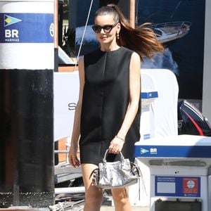 Camila Queiroz se vestiu toda com peças da grife francesa Balenciaga