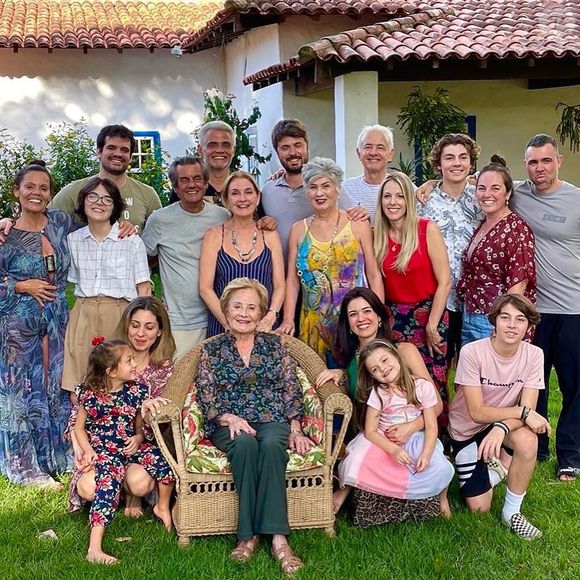 Glória Menezes se casou aos 17 anos em relação arranjada pela família: na foto, em 2022 após a morte de Tarcísio Meira com filhos, noras, genro e netos
