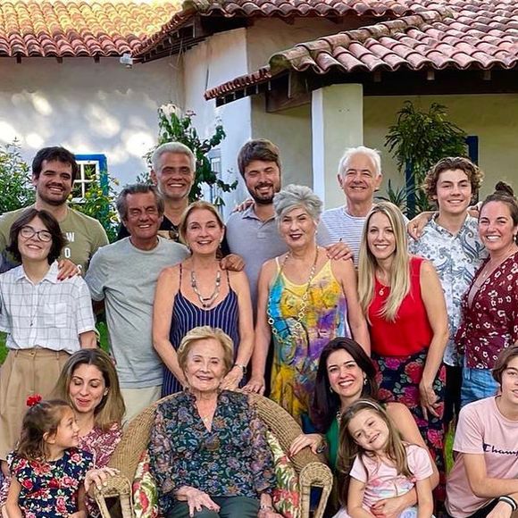 Glória Menezes se casou aos 17 anos em relação arranjada pela família: na foto, em 2022 após a morte de Tarcísio Meira com filhos, noras, genro e netos