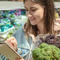 O que significa anotar as compras do supermercado em uma folha de papel e não no celular, segundo a psicologia