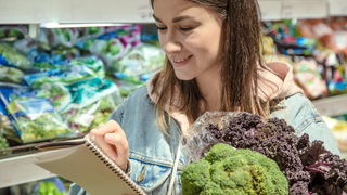 O que significa anotar as compras do supermercado em uma folha de papel e não no celular, segundo a psicologia