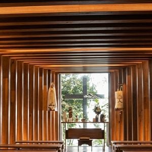 A residência de Luciano Huck e Angélica conta com cinema, piscinas, churrasqueira, amplo jardim e vista para a Pedra da Gávea, além de uma capela ecumênica. O projeto é assinado pelo escritório de arquitetura Bernardes + Jacobsen, de acordo com o Splash UOL