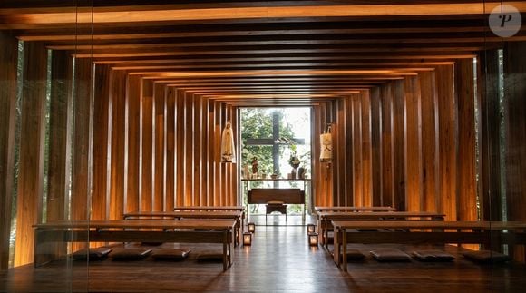 A residência de Luciano Huck e Angélica conta com cinema, piscinas, churrasqueira, amplo jardim e vista para a Pedra da Gávea, além de uma capela ecumênica. O projeto é assinado pelo escritório de arquitetura Bernardes + Jacobsen, de acordo com o Splash UOL