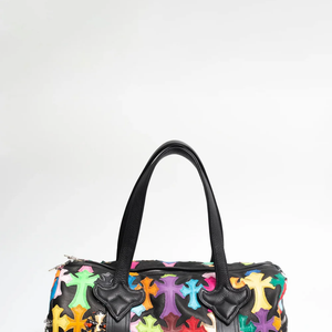 Outro item que impressionou foi a bolsa personalizada de Vini Jr.. O atacante escolheu uma Chrome Hearts Cemetery Duffle Bag, com acabamento em couro de bezerro e detalhes em prata esterlina
