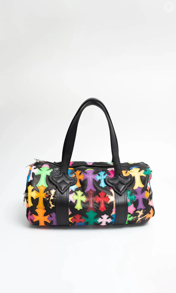 Outro item que impressionou foi a bolsa personalizada de Vini Jr.. O atacante escolheu uma Chrome Hearts Cemetery Duffle Bag, com acabamento em couro de bezerro e detalhes em prata esterlina