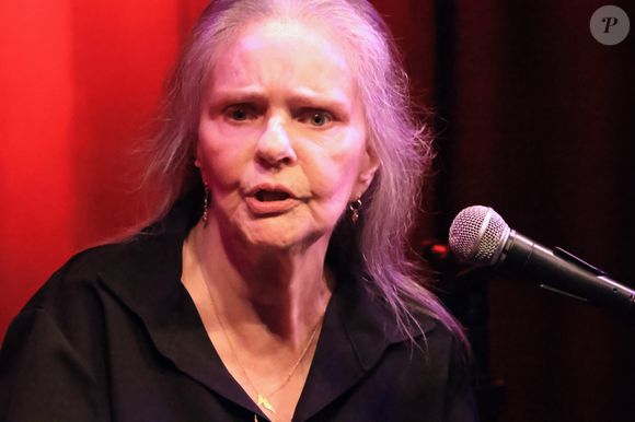 Angela Ro Ro foi submetida a uma hemodiálise após apresentar problemas nos rins