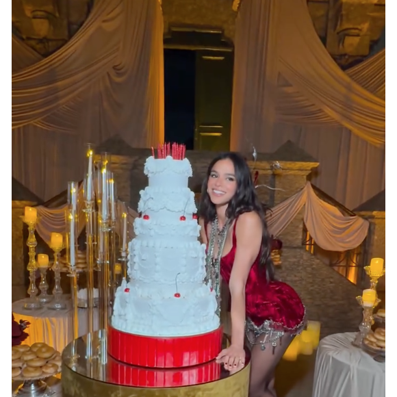 Bolo de Bruna Marquezine tinha nada menos que 5 andares e foi foi no estilo vitoriano, que remete à elegância e sofisticação do século XIX