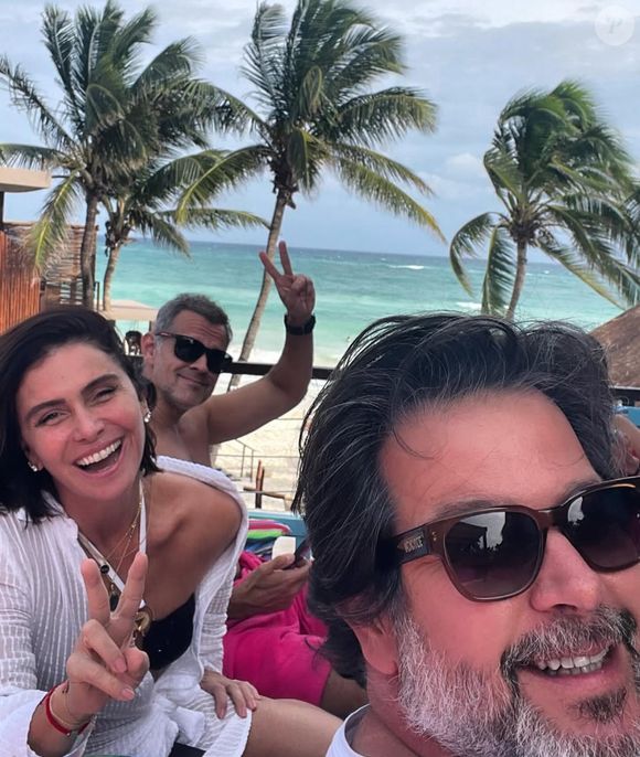 Neste sábado (04), Giovanna Antonelli apareceu ao lado de Murilo Benício e Leonardo Nogueira, seu ex e atual, em uma foto na viagem