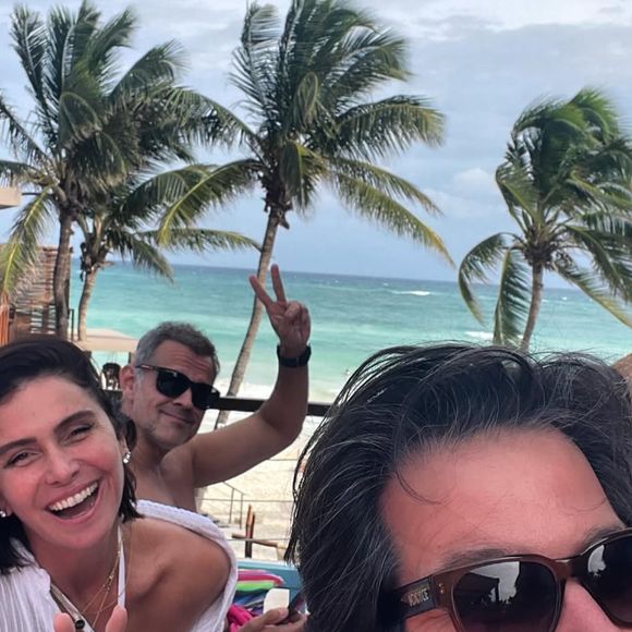 Neste sábado (04), Giovanna Antonelli apareceu ao lado de Murilo Benício e Leonardo Nogueira, seu ex e atual, em uma foto na viagem