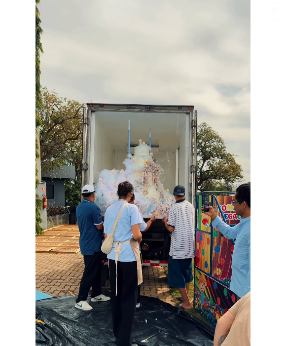 Festa de Maria Alice: bolo da filha de Virginia e Zé Felipe contou com transporte em caminhão refrigerado.