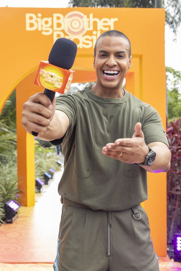 Thiago Oliveira apresenta o ‘É de Casa’ e, atualmente, comanda os flashes do ‘BBB 25’