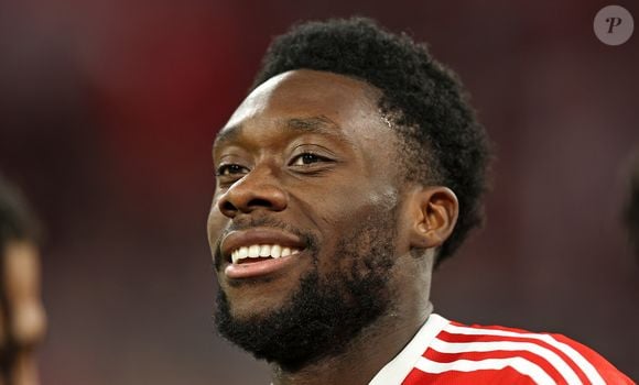 Alphonso Davies é um dos maiores astros do futebol mundial, atuando como lateral-esquerdo e ponta-esquerda. Ele é a principal estrela e capitão da seleção do Canadá para a Copa do Mundo de 2026