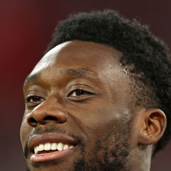 Alphonso Davies é um dos maiores astros do futebol mundial, atuando como lateral-esquerdo e ponta-esquerda. Ele é a principal estrela e capitão da seleção do Canadá para a Copa do Mundo de 2026