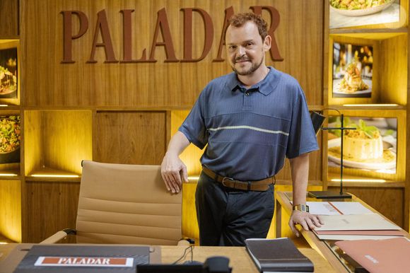 Na novela 'Vale Tudo', Poliana (Matheus Nachtergaele) dá um importante passo para a reestruturação da Paladar no capítulo de segunda-feira 1º de setembro de 2025