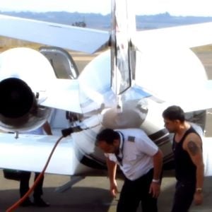 Zezé Di Camargo aposta em avião executivo para reduzir tempo de deslocamento entre apresentações em diferentes estados