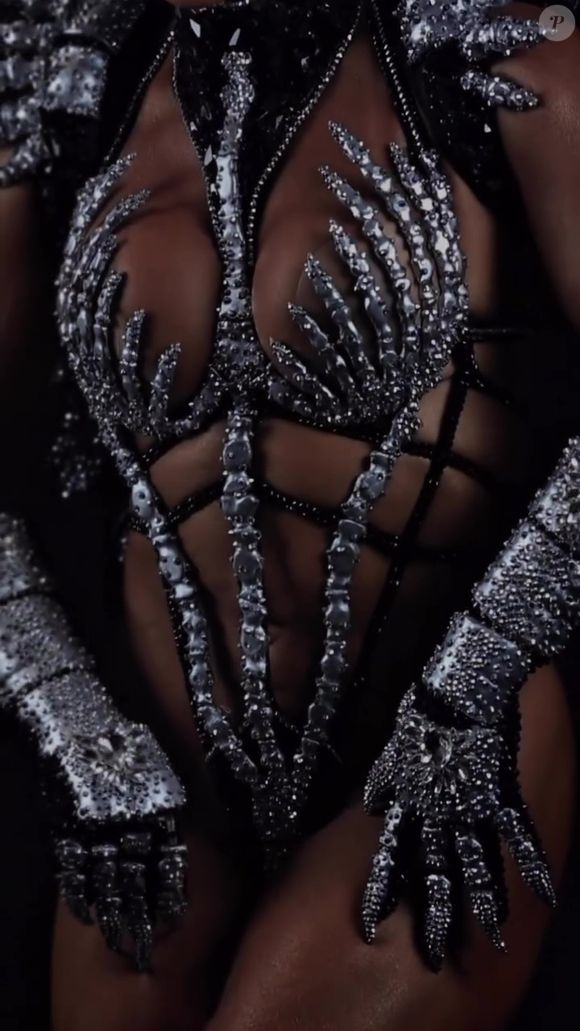 Viviane Araujo valorizou corpo sarado em fantasia