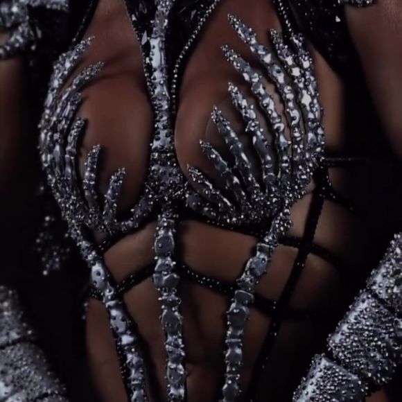 Viviane Araujo valorizou corpo sarado em fantasia