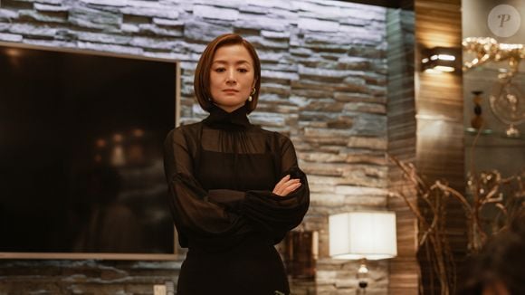 Enquanto tenta descobrir a verdade sobre o ocorrido, Anzu Murata precisa manter seu disfarce e aguentar a família