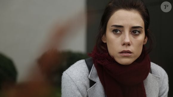 Zeynep sofre com a notícia de que Melek está morta