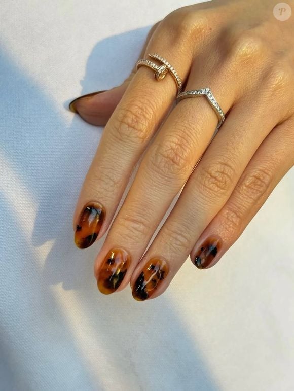 Os tons caramelo têm um brilho quase dourado, o que os torna uma escolha certeira para quem busca uma manicure elegante para as festas