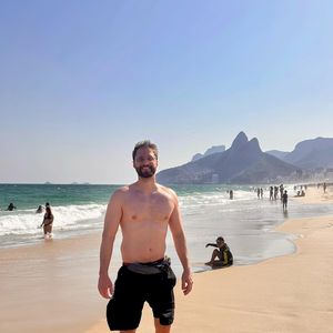 Namorado de Miguel Falabella rouba a cena na web pelo seu tamanho: ele tem mais de 1,90m de altura!