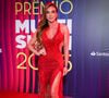 Nicole Bahls apostou no brilho - e brilhou sem medo. Seu vestido vermelho totalmente cravejado de pedrarias é daqueles que hipnotizam o olhar, especialmente com a combinação de fenda generosa e recortes laterais que transformam o modelo em puro movimento. A barra com franjas de cristais reforça o efeito 'chuva de luz', que dança a cada passo e entrega dramaticidade com assinatura própria
