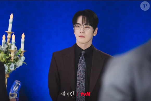 Kim Jung-hyun como Baek Joon Beom em “Beijo da Sereia”: CEO carismático e cliente VIP da Royal Auction, ele surge como peça-chave do mistério, com motivações que deixam dúvidas no ar