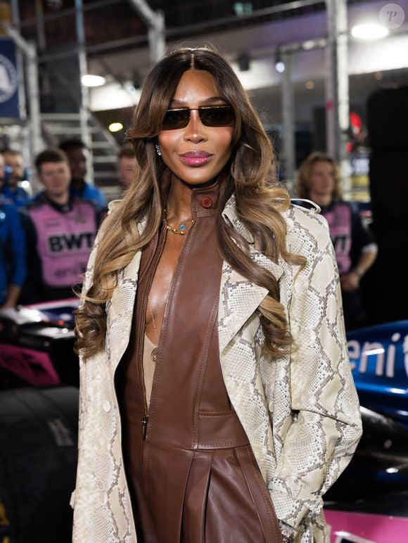 A supermodelo Naomi Campbell recorreu da punição imposta após uma investigação sobre a administração financeira da Fashion for Relief. Em outubro de 2026, a Justiça britânica decidiu a favor dela