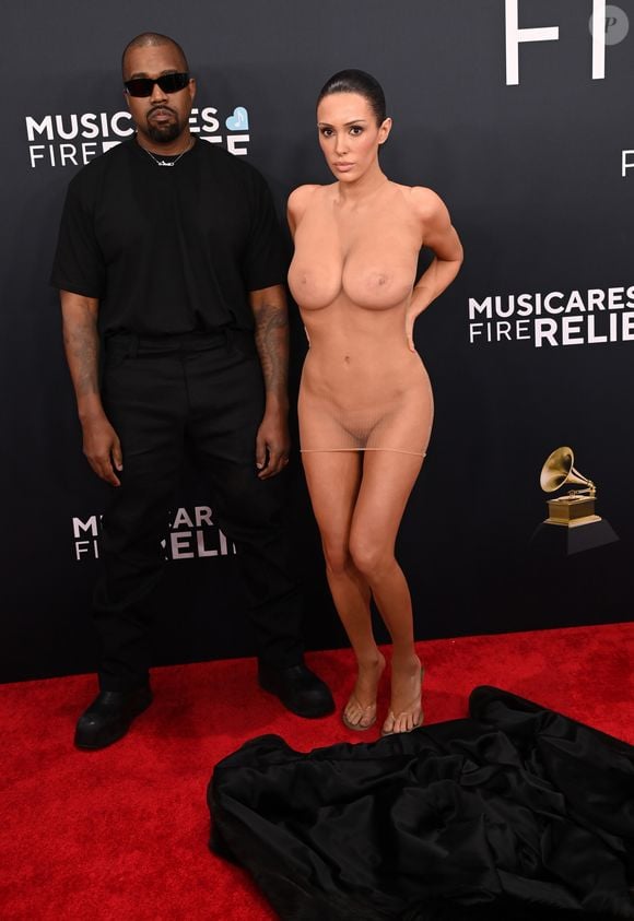 Pelada, Bianca Censori usou vestido com total transparência no Grammy 2025
