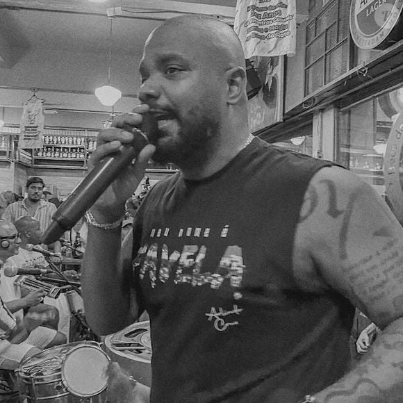Arlindinho tem surgido em eventos de samba com nova namorada