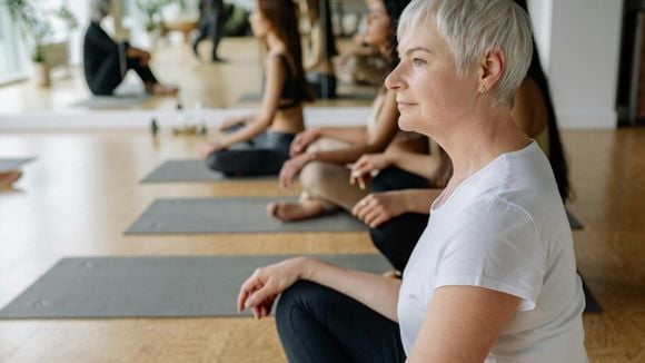 Nem ioga, nem musculação: este exercício é super eficaz para trabalhar os abdominais e os glúteos a partir dos 50 anos