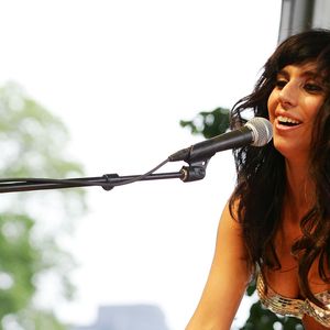 Lady Gaga em 2007 com cabelos longos e escuros em festival de música