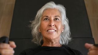 Seis exercícios recomendados por uma personal trainer que você pode fazer em casa usando apenas uma cadeira: são ideais se você tem mais de 60 anos