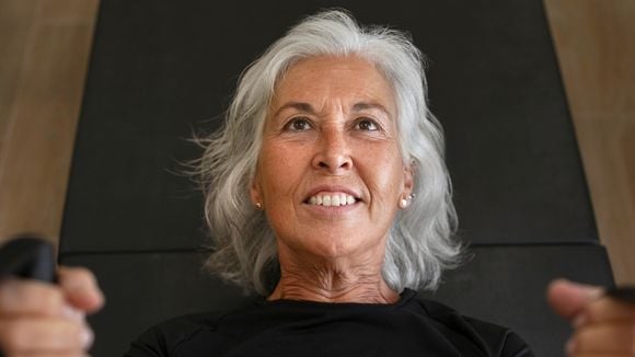 Seis exercícios recomendados por uma personal trainer que você pode fazer em casa usando apenas uma cadeira: são ideais se você tem mais de 60 anos