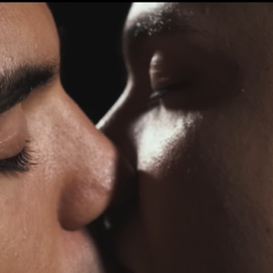 Bruno Gadiol e Gabriel Nandes protagonizaram um romance no clipe de 'Seu Costume', lançado em 2018