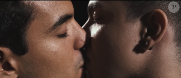 Bruno Gadiol e Gabriel Nandes protagonizaram um romance no clipe de 'Seu Costume', lançado em 2018