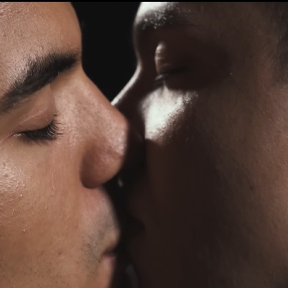 Bruno Gadiol e Gabriel Nandes protagonizaram um romance no clipe de 'Seu Costume', lançado em 2018