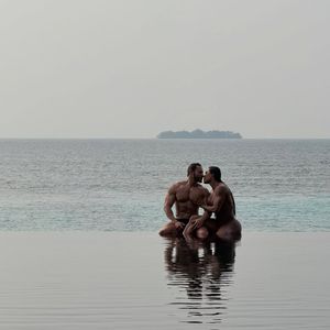 Gracyanne Barbosa e Gabriel Cardoso aparecem em clima de romance em fotos publicadas nas redes sociais; casal assumiu o relacionamento no início de 2026