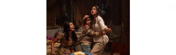 O Elixir entrega crítica à ambição humana, drama de família e caos sobrenatural em uma vila isolada