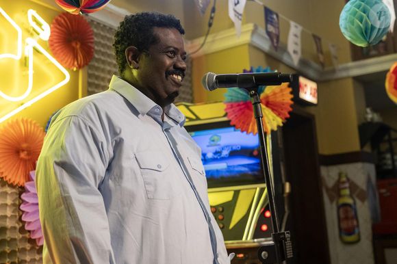 Jarbas (Leandro Firmino), padrinho do casal, faz um discurso tocante