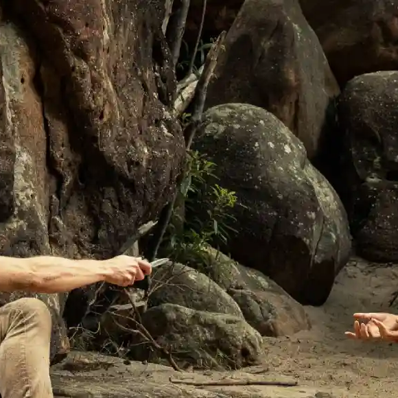 Charlize Theron estrela O Jogo do Predador, suspense da Netflix que mistura sobrevivência extrema, perseguição psicológica e tensão em meio à natureza selvagem da Austrália