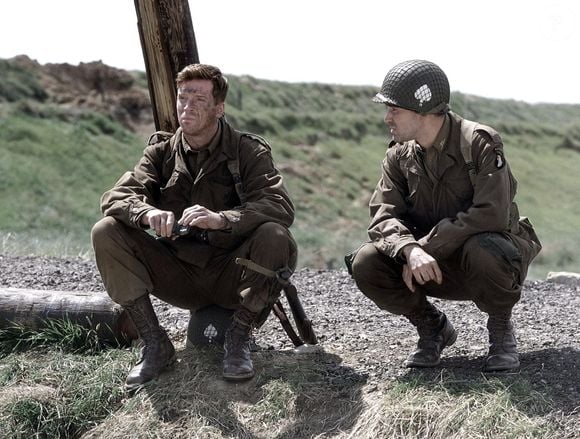 Lançada pela HBO, a minissérie conta a história real da Easy Company, a companhia do 506º Regimento de Infantaria Paraquedista da 101ª Divisão Aerotransportada do Exército dos Estados Unidos