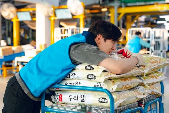 Em 'Cashero', um servidor comum vê sua vida virar do avesso ao descobrir ter poderes