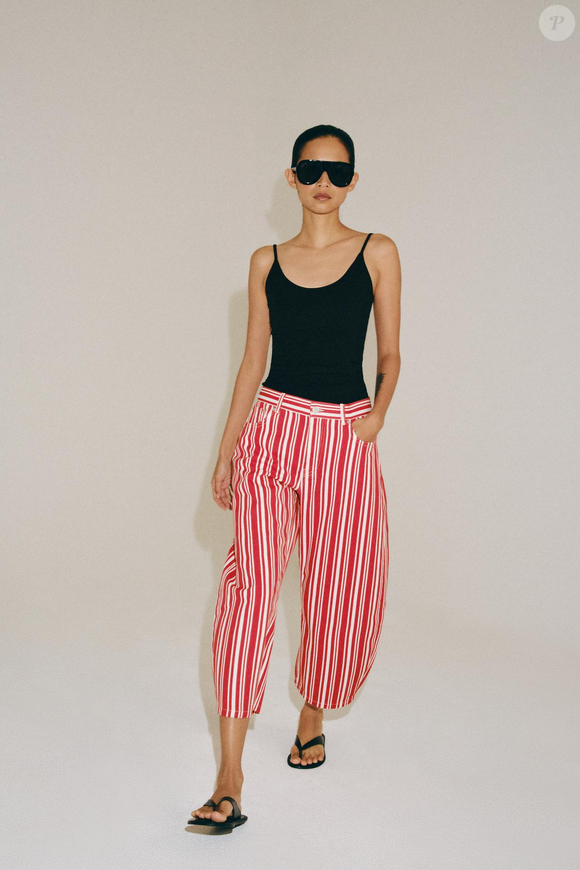 A estética dos anos 80 aparece em uma releitura contemporânea nesta calça Capri balloon da Zara. O modelo combina volume na silhueta com listras verticais em vermelho-tomate e comprimento abaixo do joelho, características que ajudam a destacar a produção. A peça custa R$ 319