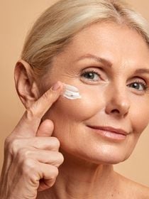 Marta Masi, farmacêutica: 'Com o creme Nivea da lata azul, a pele ficará mais lisa e luminosa, mas isso não significa que ele esteja atuando contra o envelhecimento da pele'