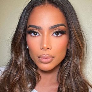 Anitta contou que a pressão para se encaixar em um padrão de beleza influenciou sua relação com as cirurgias plásticas ao longo da carreira