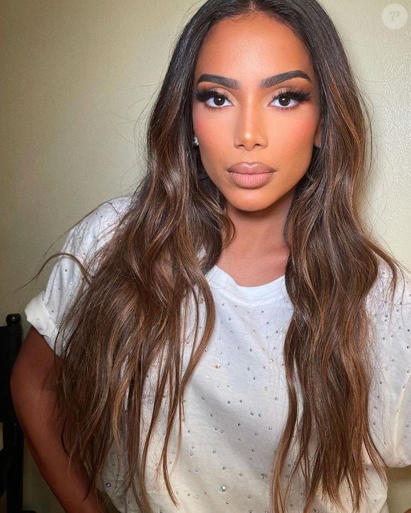 Anitta contou que a pressão para se encaixar em um padrão de beleza influenciou sua relação com as cirurgias plásticas ao longo da carreira