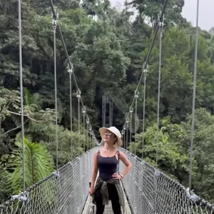 Sandy também estava fazendo uma viagem, desta vez para a Costa Rica, Ao que tudo indica, inclusive, ela estaria na companhia do suposto namorado, o médico Pedro Andrade.